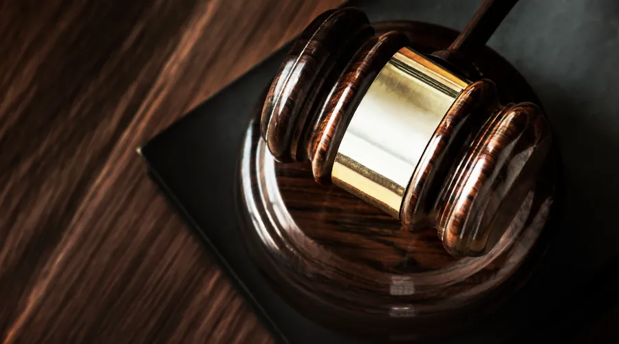 Um advogado de família no Alto da Mooca da Abreu e Moreno apertando a mão de um cliente, indicando um acordo bem-sucedido e apoio contínuo.