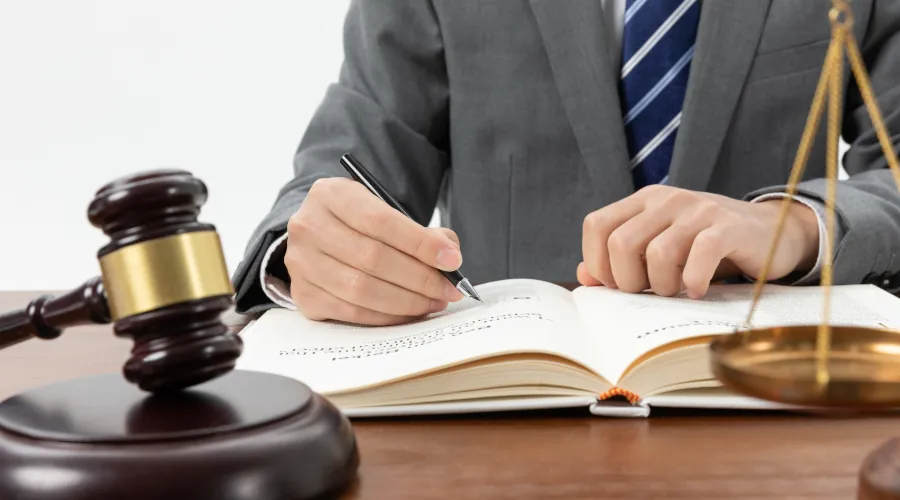 Pessoa doente recebendo apoio jurídico para solicitar auxílio-doença em São Lucas e garantir seu benefício previdenciário.